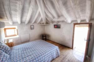 a bedroom with a blue bed and a window at El Asno Azul in Ribera Baja