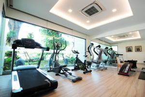 Porestva Hotel Sriracha的健身中心和/或健身设施