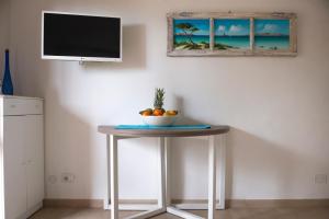 a table with a bowl of fruit on top of it at Casa Fabio in Stintino