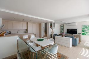 a kitchen and living room with a table and chairs at Villa con piscina en Pasito PM34 in Pasito Blanco +6 photos