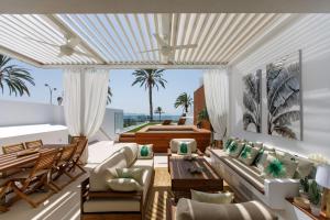 a living room with a couch and a table at Villa con piscina en Pasito PM34 in Pasito Blanco