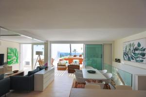 a living room with a couch and a table at Villa con piscina en Pasito PM34 in Pasito Blanco