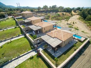 - une vue aérienne sur une maison avec une piscine dans l'établissement Salakos Villas, à Sálakos