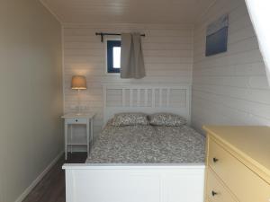 een kleine slaapkamer met een bed en een tafel bij Black Beach Cottage Small in Ölfus