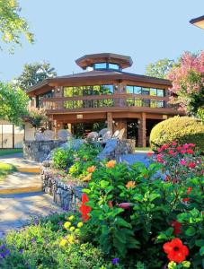 uma casa com um jardim de flores em frente em Emerald Isle Resort em Lake Hamilton
