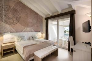 Łóżko lub łóżka w pokoju w obiekcie International Beach Hotel