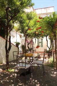 a table and chairs in front of a tree at Casa Amorino in Minori