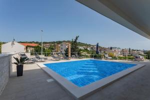 Bazén v ubytování Villa Compass; Luxury experience in natural bay. nebo v jeho okolí
