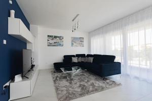 Posezení v ubytování Villa Compass; Luxury experience in natural bay. + 37 fotografií