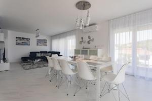 Fotografie z fotogalerie ubytování Villa Compass; Luxury experience in natural bay. v destinaci Ražanj