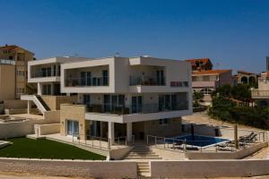 Bazén v ubytování Villa Compass; Luxury experience in natural bay. nebo v jeho okolí