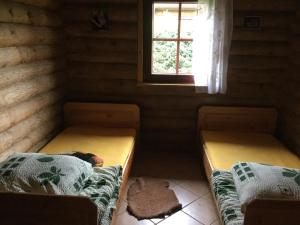 Postel nebo postele na pokoji v ubytování Domy z bali Debina