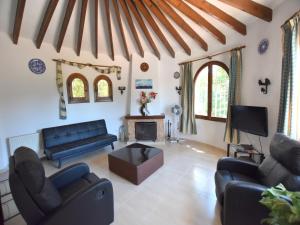 sala de estar con sofás y chimenea en Casa Alto, en Jávea