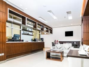 TV a/nebo společenská místnost v ubytování Action Hotel Ras Al Khaimah
