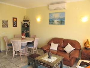 Casa Blue Horizon في كارفويرو: غرفة معيشة مع أريكة وطاولة
