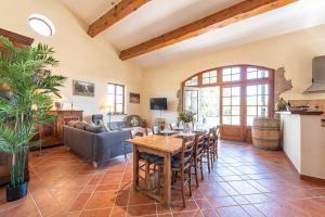 un salon avec une table et un canapé dans l'établissement Les Gites du Chateau St Jacques d'Albas, à Laure-Minervois