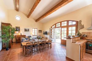 une cuisine ouverte et une salle à manger avec une table et des chaises dans l'établissement Les Gites du Chateau St Jacques d'Albas, à Laure-Minervois