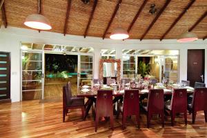 a dining room with a long table and chairs at Villa Don Vito in Tamarindo