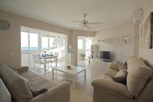 Ruang duduk di Beach apartment El Faro