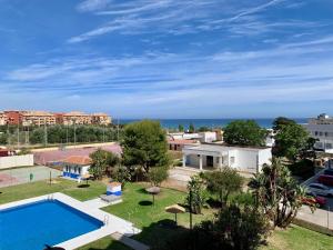 Pemandangan kolam renang di Beach apartment El Faro atau berdekatan