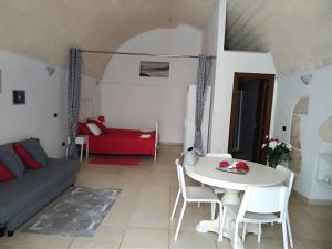 ein Wohnzimmer mit einem Tisch und einem Sofa in der Unterkunft La casa di Carol in Altamura
