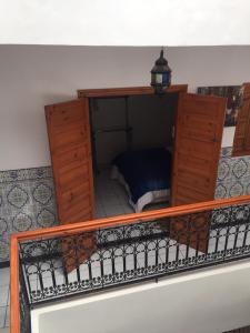 Habitación con balcón y cama. en Riad Lalla Zahra en Marrakech