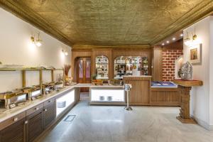 A kitchen or kitchenette at Hotel Manaslu