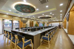 The business area and/or conference room at Hotel Manaslu