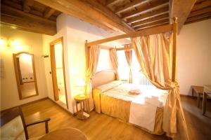 Postel nebo postele na pokoji v ubytování HG Abetone e Piramidi Resort