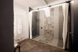 a bathroom with a shower with a shower curtain at grätzlhotel beim Belvedere in Vienna