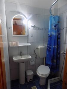 Koupelna v ubytování DIALEKTI STUDIOS + 19 fotografií
