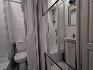 mała łazienka z toaletą i umywalką w obiekcie Krakow Centrum Gurgacza Apartments w Krakowie +18 zdjęć