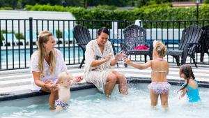 um grupo de mulheres e crianças brincando em uma piscina em TopParken – Bospark Ede em Ede