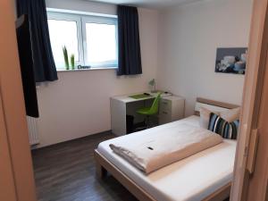 Hotel M24 - Alle Zimmer mit Küchenzeile tesisinde bir odada yatak veya yataklar