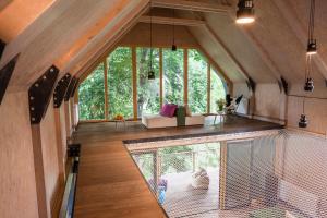 a large room with a bird cage in a tiny house at Pensiunea Atra Doftana in Teşila