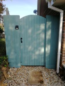 una puerta azul en el lateral de un edificio en TheAnnexeatLongview, en Lytchett Matravers