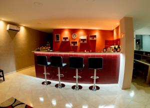 eine Bar mit vier Hockern vor einer Küche in der Unterkunft L'INCANTO in Neapel + 13 Fotos