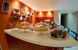 eine Küchentheke mit zwei Glasscheiben darauf in der Unterkunft L'INCANTO in Neapel