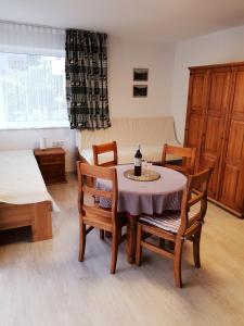 Pokój ze stołem, krzesłami i łóżkiem w obiekcie Amalia Haus w mieście Tux
