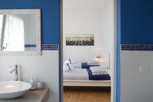 La salle de bains est pourvue d'un lit, d'un lavabo et d'un miroir. dans l'établissement La Casa di Amedeo, à Piombino Dese