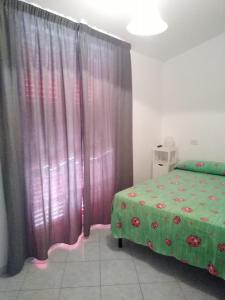 プラーイア・ア・マーレにあるVilla Stellaのベッドルーム1室(緑色のベッドカバー付)