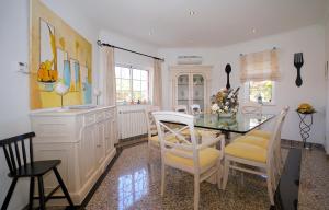 a kitchen with a dining room table and chairs at Vila Luz in Vilamoura