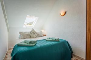 a bedroom with a bed with towels on it at Estrela de Sesimbra in Sesimbra