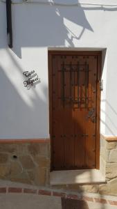 uma porta de madeira na lateral de um edifício em Casa Miguel em Montejaque