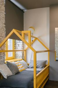מיטה או מיטות קומותיים בחדר ב-Baraban Hostel