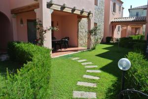 A garden outside Residence Le Zagare