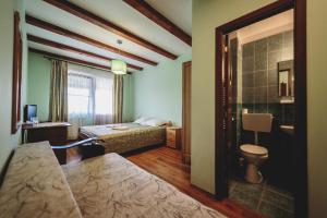 Ein Badezimmer in der Unterkunft Pensiunea Cosău