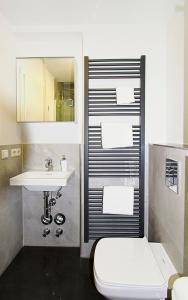 ein Bad mit einem WC und einem Waschbecken in der Unterkunft Eco Smart Apartments Nürnberg Süd in Nürnberg