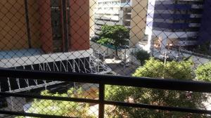Apartamento em Fortaleza في فورتاليزا: سور متصل مع اطلالة على ملعب تنس