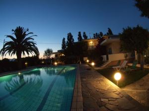 Bazén v ubytovaní Cormoranos Apartments Eco Green alebo v jeho blízkosti